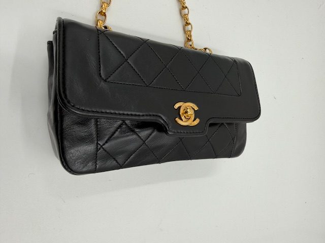 擦れにより表面の革が剥がれ、白く毛羽立ちが目立つシャネルのマトラッセ・チェーンバッグ。全体的に色あせがあり、ガサガサとした質感に変化してしまった修復後の画像