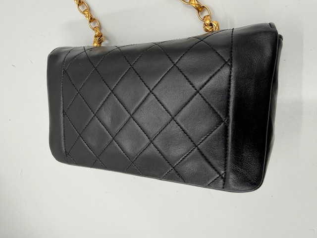 シャネルのマトラッセの擦れ・色あせ修復事例。レザーの表面が剥がれてスエードのように毛羽立った状態のアフター画像①