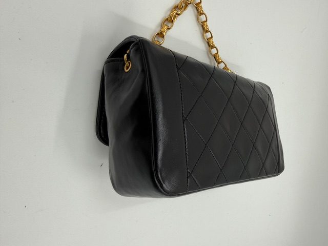 長年の使用で表面が削れ、毛羽立ちが出てしまったシャネルのレザーバッグ　アフター画像